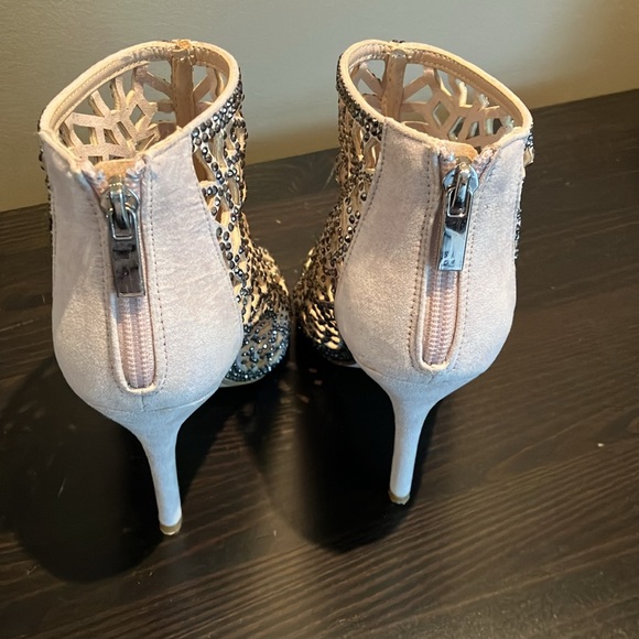 Fabulous Betsey Johnson cream with gunmetal bling caged peep toe 4” bootie. - Picture 4 of 16
